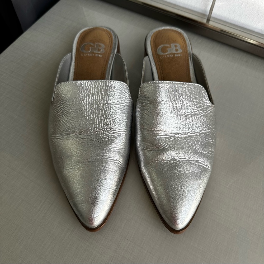 Gianni Bini leather silver mules Sz 6